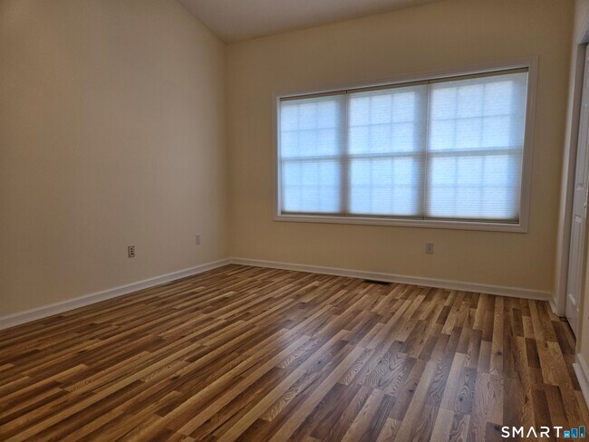 Building Photo - 511 Elm St