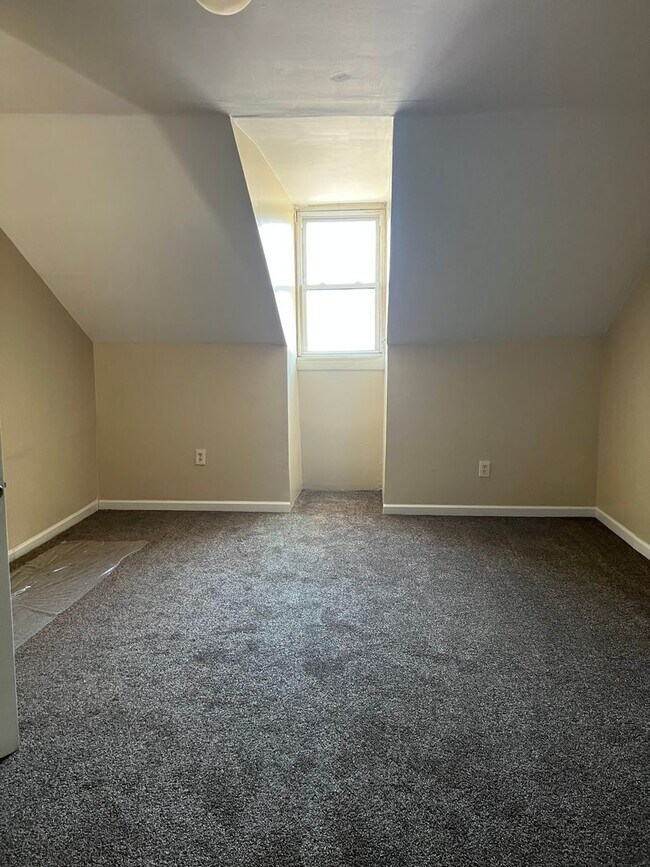 Building Photo - 2 Bedroom with a Bonus Room and Large Yard