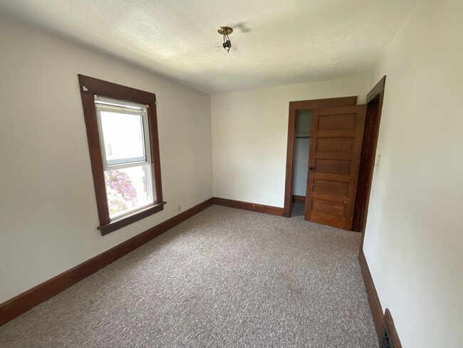 Building Photo - One Bedroom, Upstairs Duplex