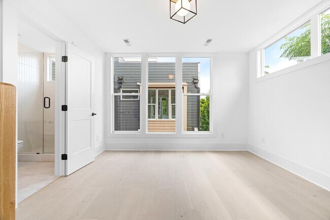 Building Photo - 10 Seawell Ave