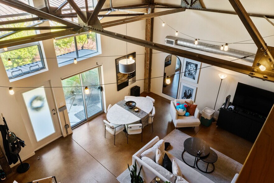 Building Photo - 3033 Blake St