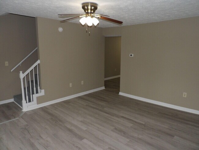 Building Photo - 244 Meadowview Dr