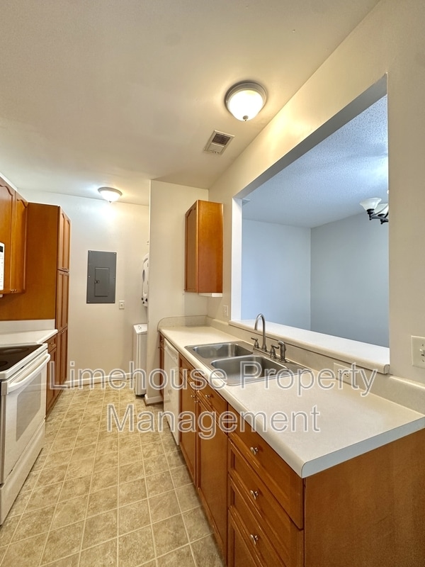 Building Photo - 5872 Ludington Dr