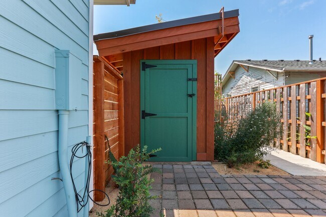 Building Photo - 4030 SE 62nd Ave