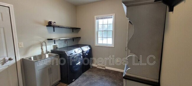 Building Photo - 2057 Rowley Rd