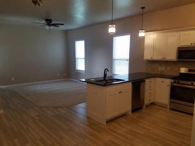 Building Photo - 3 bed 2.5 bath home with view of water