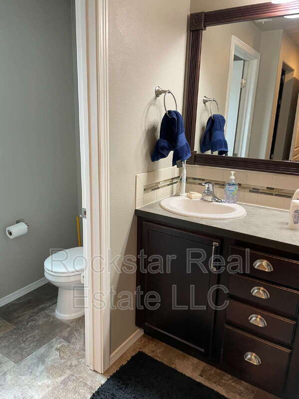 Building Photo - 1327 N Rogue River St