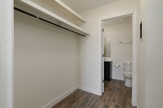 Building Photo - 1 Bedroom | 1 Bathroom | Apartment | Located In the Heart of Downtown and Near Campus's