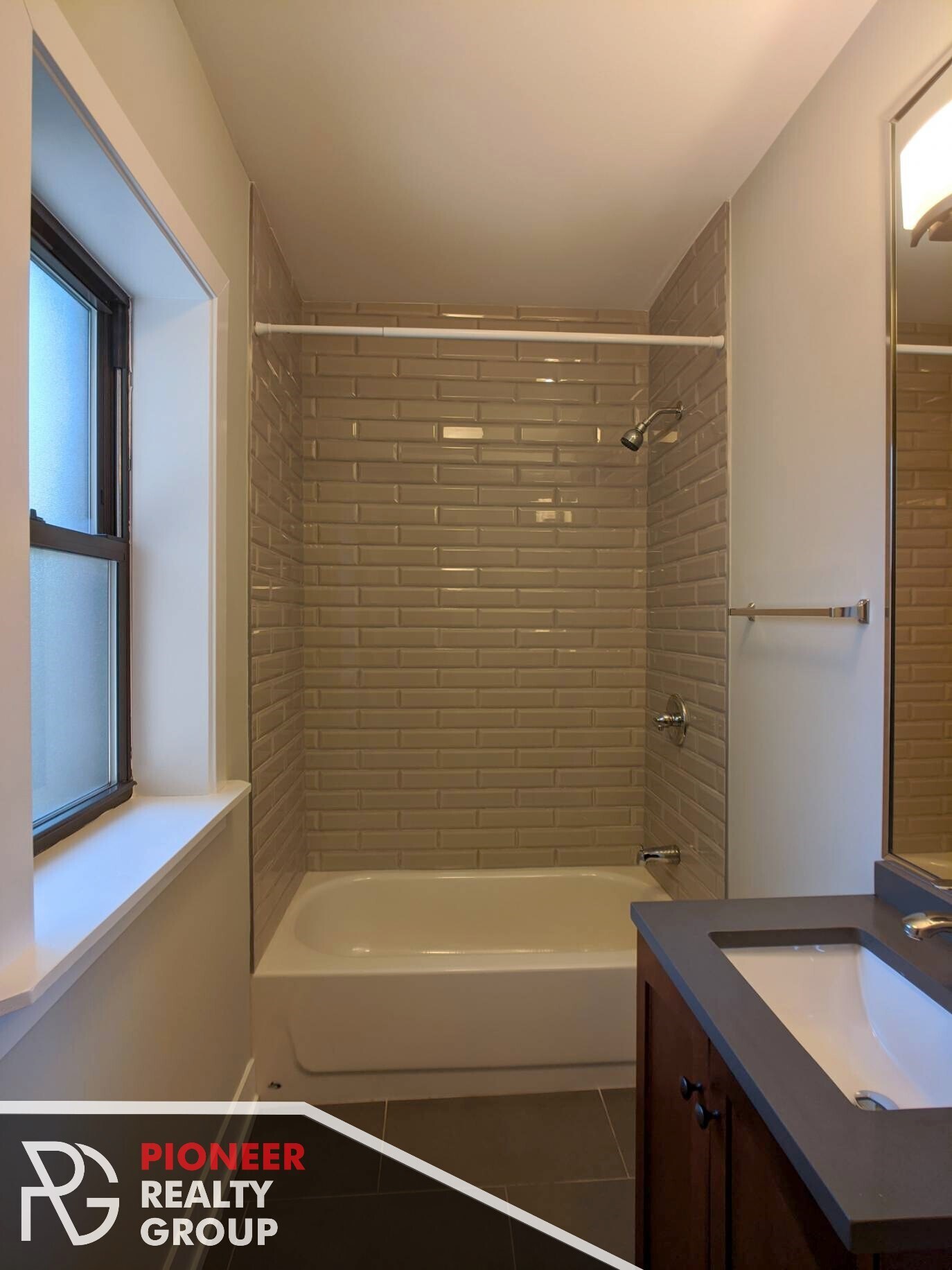 Building Photo - 560 W Arlington Pl