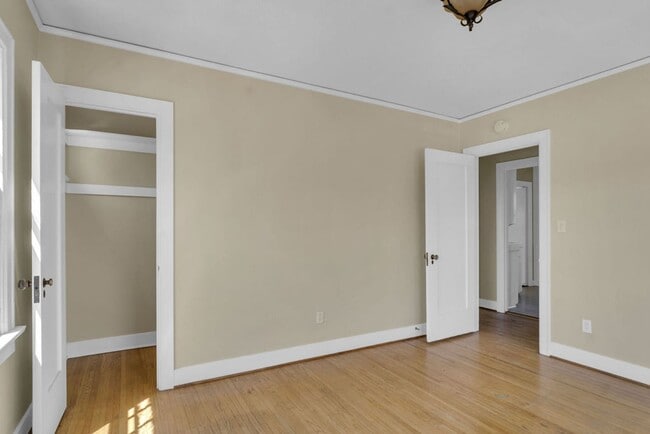 Building Photo - Great upstairs bungalow in Hillcrest with one car garage!