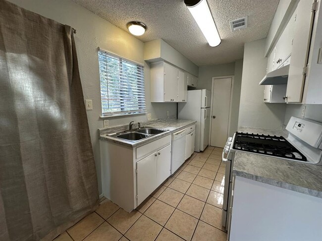 Building Photo - 310 Craigmont Dr