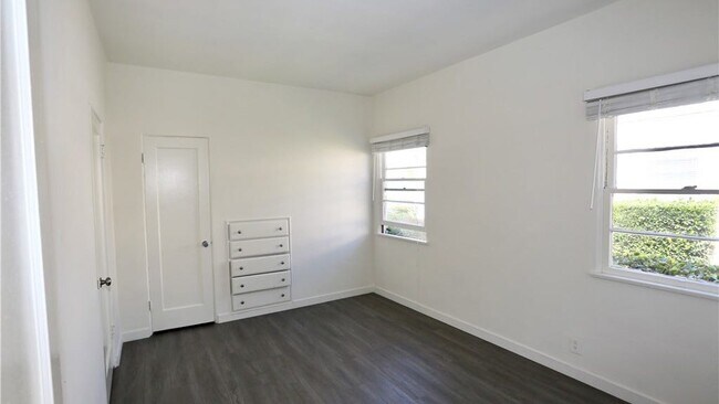 Building Photo - 364 Cliff Dr