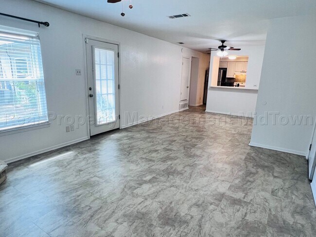 Building Photo - Charming 2 bedroom 1-bathroom Duplex unit features a prime location