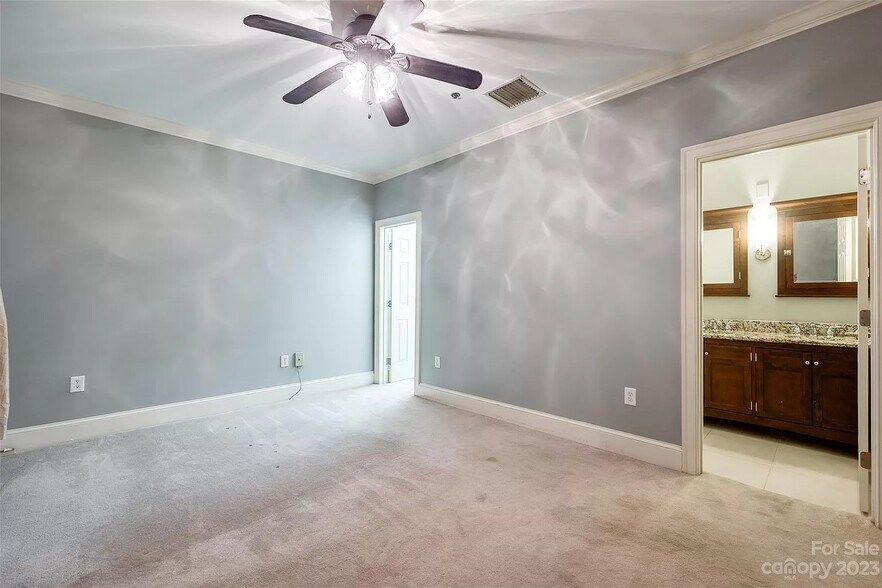 Building Photo - 127 N Tryon St