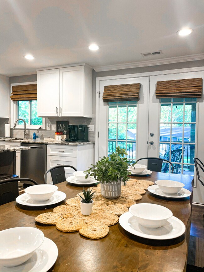 Building Photo - 11501-11505 5 Cedars Rd