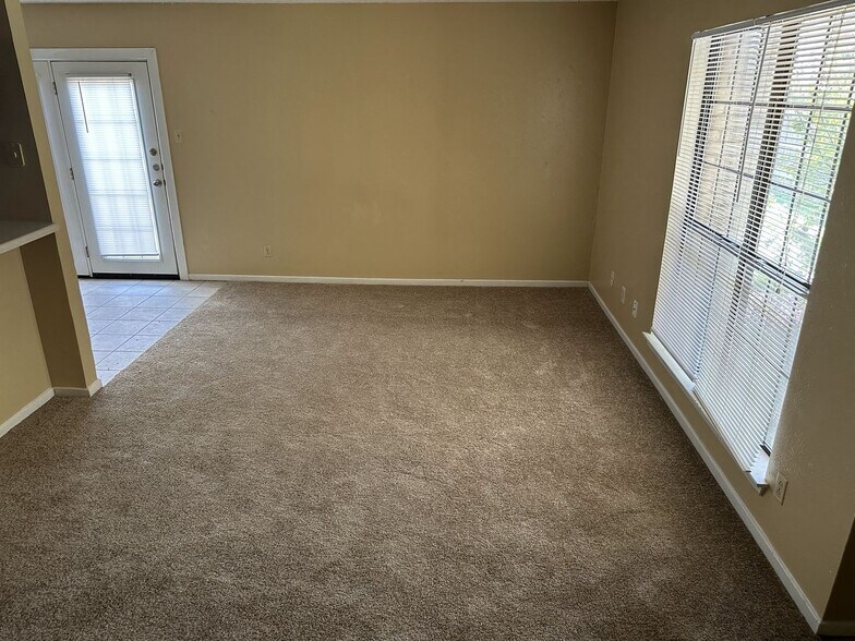 Building Photo - 1102 Covey Ln