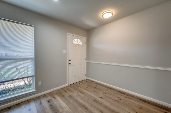 Building Photo - 5451 Loch Lomond Dr