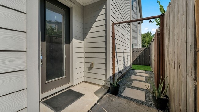 Building Photo - 607 Bayou St