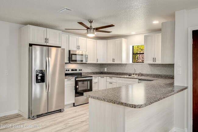 Building Photo - 1919 Poinsetta Blvd