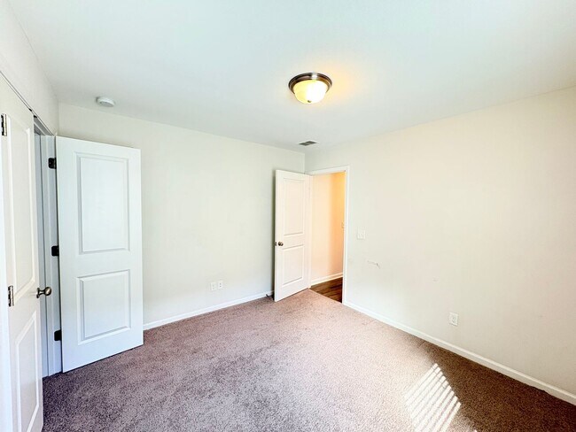 Building Photo - Welcome To Heritage New River Side