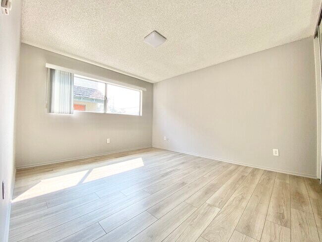 Building Photo - 3337 S Canfield Ave