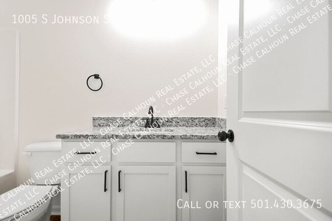 Building Photo - 1005 Johnson St