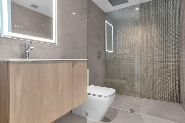 Building Photo - 1325 Bay Dr