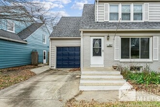 Building Photo - Large bi-level duplex in College Hill