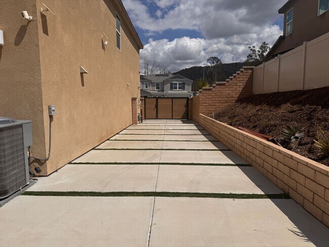 Building Photo - Beautiful 5 Bedroom 3 Bathroom Home Built in 2021