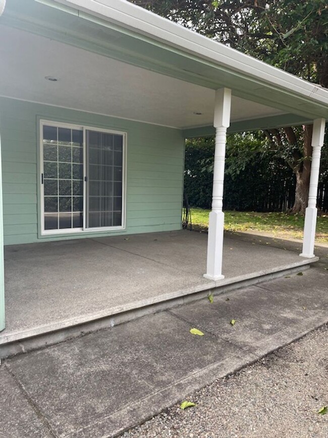 Building Photo - Quiet Peaceful 3 bedroom 2 bath Single Lev...