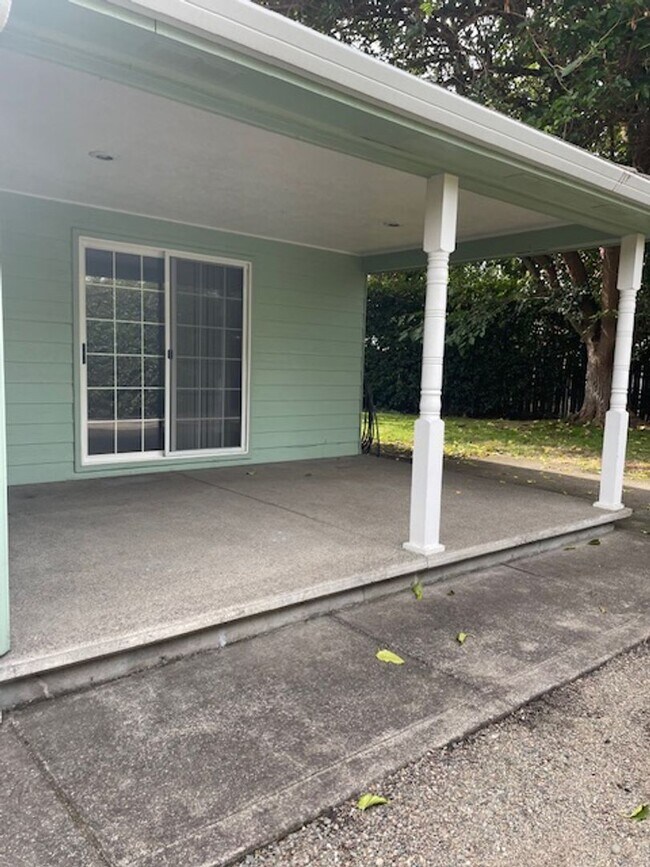Building Photo - Quiet Peaceful 3 bedroom 2 bath Single Level home located in Central Point