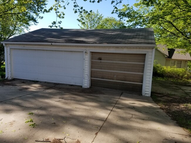 Building Photo - 622 W 18th St