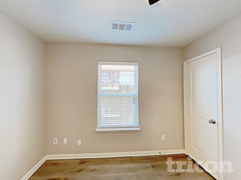 Building Photo - 108 Rushmore Ln