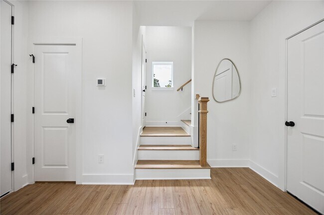 Building Photo - 835 Rachel St