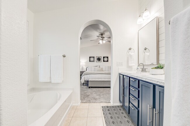 Master Bathroom - 4222 E Bonanza Rd