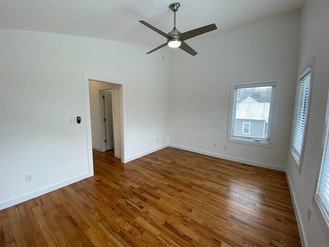 Building Photo - Room in House on Heck St
