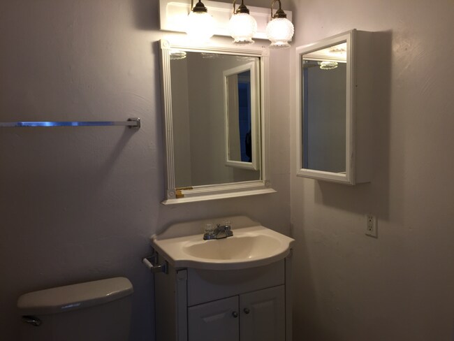 Building Photo - Conveniently Located 3Bdm 2Ba Townhome!