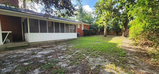 Building Photo - Charming Cul-de-Sac Home with Sunroom, Den...