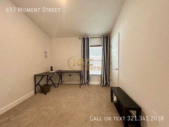 Building Photo - 693 Moment St