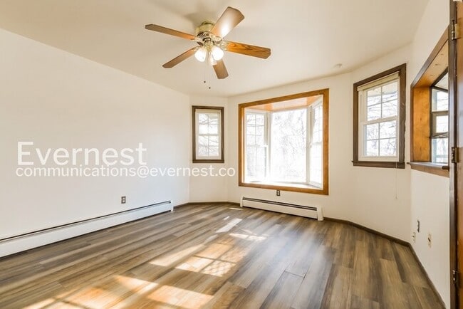 Building Photo - 4 Bed, 2.5 Bath Home with Garage / Available Soon!