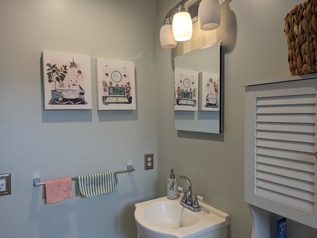 Building Photo - 187 Flax Hill Rd