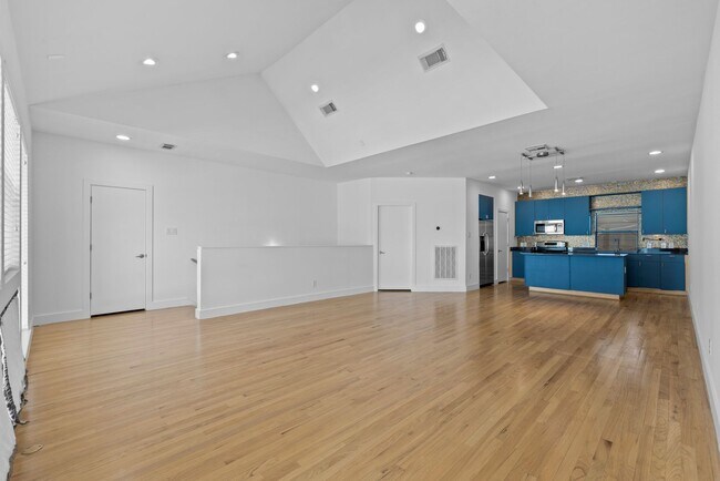 Building Photo - Contemporary Townhome Steps from Downtown/...