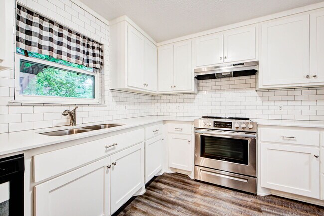 Building Photo - 903 S Berry Rd