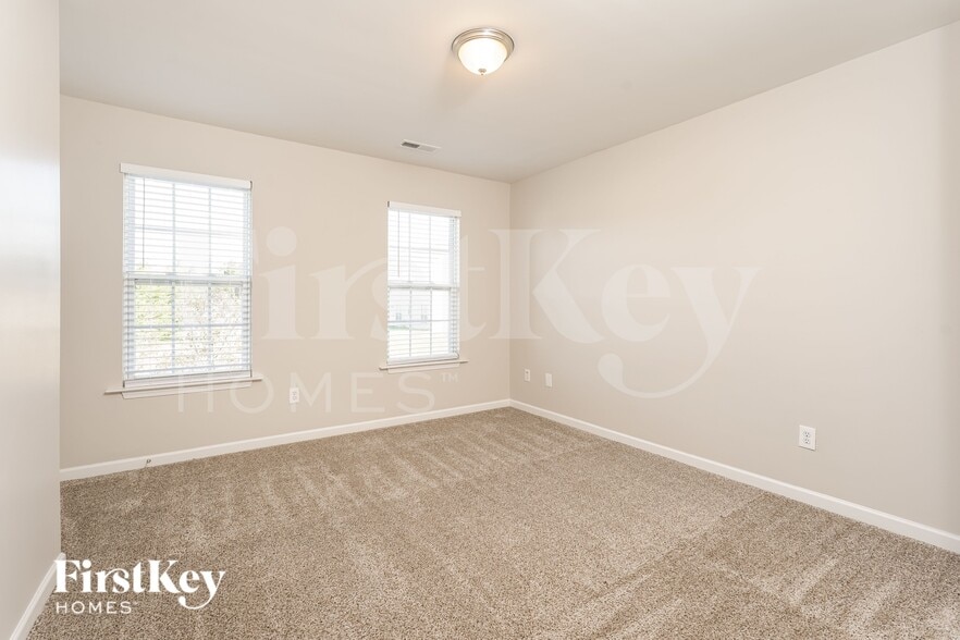 Building Photo - 1050 Spruce Garden Dr