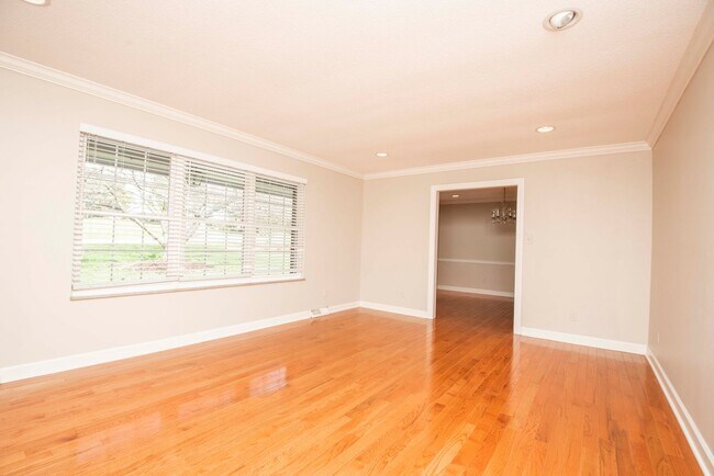 Building Photo - Halls 37938 - 4 bedroom, bath home with 4 garage spaces - Call Susan Niedergeses 865-300-4722