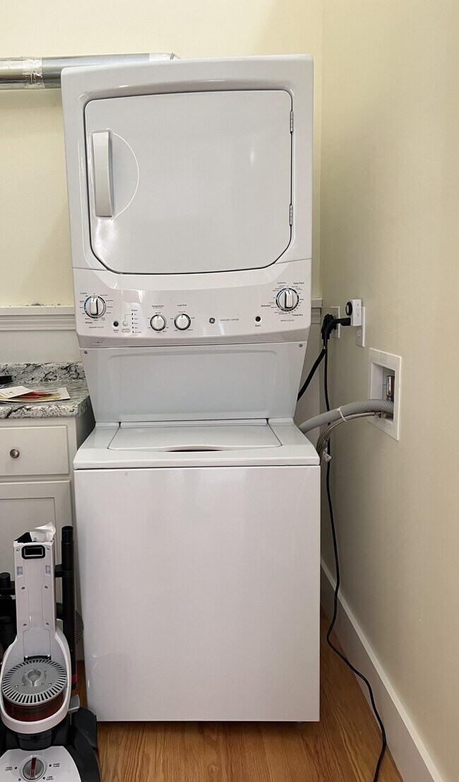 Building Photo - 24 Common St