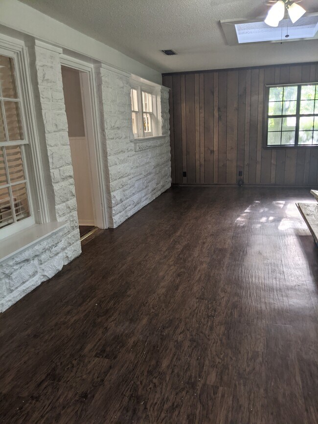 Building Photo - 901 N Azalea Dr