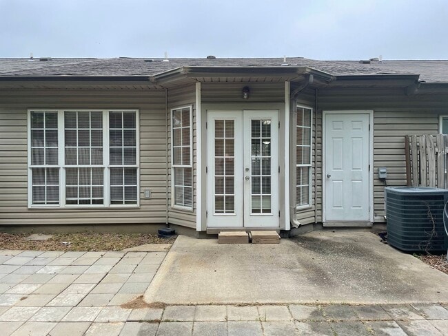 Building Photo - Town Home For Rent
