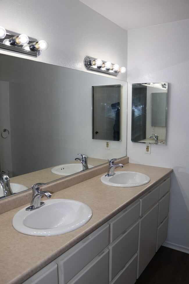 Building Photo - 4 bedrooms House for rent