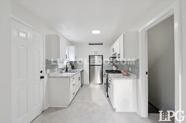 Building Photo - 2736 Northwood Ave